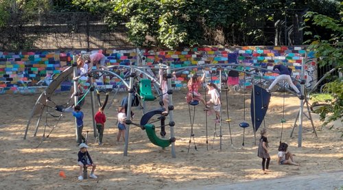 Kinder spielen auf dem Klettergerüst