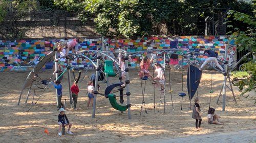 Kinder spielen auf dem Klettergerüst